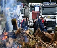 احتجاجا على ارتفاع أسعار الوقود .. أكوام من النفايات أمام خزان للنفط بفرنسا | فيديو