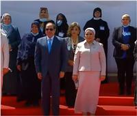 الرئيس السيسي والسيدة قرينته في صورة تذكارية مع المشاركات بحفل تكريم المرأة