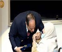 بتقبيل يدها.. الرئيس السيسي يكرم الأم المثالية على مستوى ذوي الهمم
