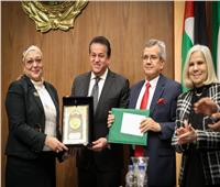 فوز رئيس الإدارة المركزية للمعامل بوزارة الصحة بالجائزة الثالثة للطبيب العربي