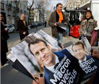 قبل الانتخابات الفرنسية بـ15 يوما.. «ماكرون» يغير الملصق الرسمي لحملته الدعائية