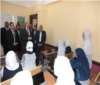 حوار بين محافظ بني سويف وطالبات مدرسة اليرموك الثانوية عن «حياة كريمة»