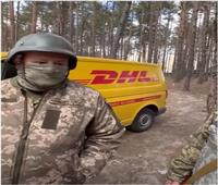 الجيش الأوكراني يتنقل بـ«البريد السريع»| فيديو
