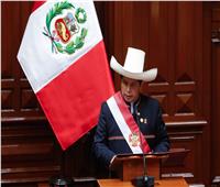 رغم اتهامات بالفساد وغضب البرلمان .. رئيس بيرو ينجو من مقصلة العزل 