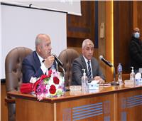 وزير النقل يزور ميناء الإسكندرية لمتابعة معدلات تنفيذ المشروعات 