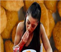 لتحقق الرقم القياسي العالمي.. فتاة تتناول 19 قطعة دجاج في دقيقة واحدة|فيديو
