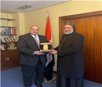 سفير مصر لدى إسبانيا يستقبل كاهن كنيسة السيدة العذراء بمدريد
