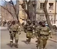 شاهد| اقتحام قوات شيشانية مدينة ماريوبول الأوكرانية
