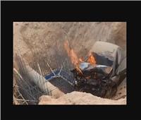 تفحم سيارة بعد انقلابها في حفرة بنجع حمادي
