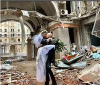 حب فى زمن الحرب.. ممرضة وطبيب أوكرانيان يحتفلان بزفافهما وسط الأنقاض| صور وفيديو