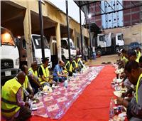 محافظ أسوان يشارك عمال وسائقي النظافة والصيانة إفطار شهر رمضان
