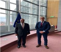 سفير مصر لدى الاتحاد الأوروبي يلتقي بالمستشار الدبلوماسي لرئيسة المفوضية الأوروبية