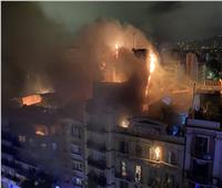 طال طوابق أخرى في مبان مجاورة .. حريق ضخم في أحد المباني السكنية بـ«برشلونة» | فيديو