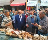 محافظ الإسكندرية يتابع توافر السلع الغذائية بأسواق المدينة