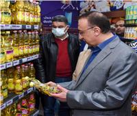 محافظ الإسكندرية يقود حملة مفاجئة على سوق شيديا لمتابعة إلتزام التجار بالأسعار