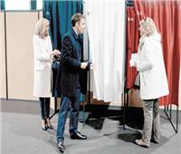 ماكرون يبحث كيفية استمالة الناخبين في الانتخابات الفرنسية