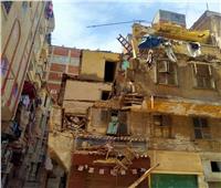انهيار جزئي لعقارين بحي الجمرك في الإسكندرية| صور 