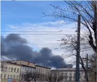 ألسنة الدخان تتصاعد في سما مدينة لفيف الأوكرانية جراء القصف الروسي | فيديو