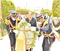 محافظ أسيوط يضع إكليل الزهور على النصب التذكاري لشهداء قرية بني عديات 