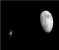 بعد غد.. القمر مع 4 كواكب يزينون السماء في مشهد فلكي رائع