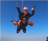 شاهد|الفنانة علا رشدي توجه رسالة قوية بعد قفزة الـ" skydiving" 