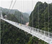 شاهد| افتتاح أطول جسر في العالم بأرضية زجاجية