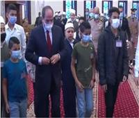 الرئيس السيسي يلتقط الصور  التذكارية مع الأطفال داخل مسجد المشير طنطاوي
