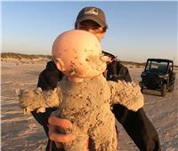 «دمى مرعبة» تثير الذعر على شاطئ تكساس الأمريكي والعلماء يسعون لحل اللغز