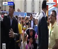 في لفتة إنسانية.. الرئيس السيسي يقبل رأس طفل من أبناء الشهداء