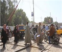 «النقل» تناشد المواطنين بعدم المرور من المزلقانات أثناء غلقها 