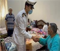 وزارة الداخلية تهدى «الكعك والهدايا» لنزلاء دور رعاية المسنين