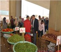 محافظ الشرقية يتفقد منفذ بيع الخضروات والفاكهة بمدينة الزقازيق
