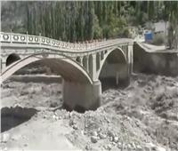 انهيار جسر حيوي على الحدود الباكستانية الصينية