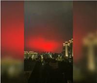 الصين.. سماء مدينة قرب شنغهاي تتلون بالأحمر الدموي وتثير رعب السكان