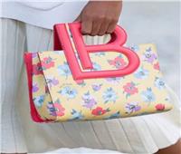 مطبوعة بالأزهار والرسوم.. أحدث صيحات حقائب اليد لصيف ٢٠٢٢   
