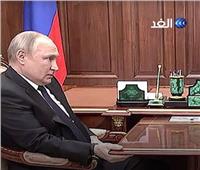 فيديو| بوتين يظهر بغطاء على قدميه خلال عرض يوم النصر.. فما القصة؟