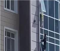 عمل بطولي.. شاب ينقذ طفلة قبل سقوطها من الطابق الـ8 | فيديو  