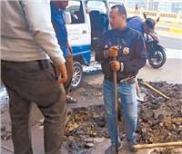 إصلاح هبوط أرضي بكورنيش الإسكندرية بسبب ماسورة