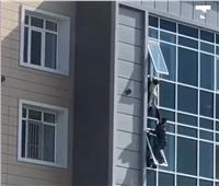 مشهد مروع.. إنقاذ طفلة معلقة على شرفة في الطابق الثامن بكازاخستان