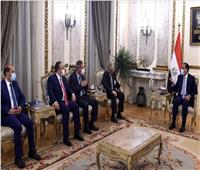 مدبولي يستقبل رئيس مجلس إدارة اتحاد المصارف العربية