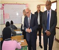 محافظ بورسعيد يتفقد عددا من مدارس المرحلة الإعدادية لمتابعة سير الامتحانات