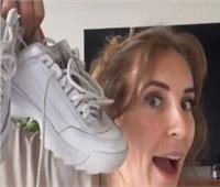 امرأة تعثر على أموال مخبأة في أحذية مستعملة اشترتها عبر الإنترنت