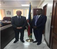 سفير مصر في جوبا يلتقي وزير الخدمة العامة والموارد البشرية بجنوب السودان