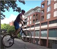 يدخل «جينيس» 8 مرات.. قدرات مذهلة لـ«بريطاني» في قيادة الدراجة | فيديو