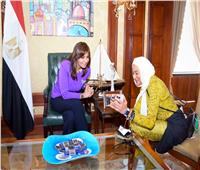وزيرة الهجرة تستقبل أول مصرية تصل قمة جبال «إيفرست»