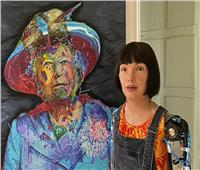فنانة «روبوت» ترسم لوحة مذهلة للملكة «إليزابيث الثانية»| فيديو