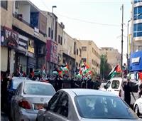 اندلاع مواجهات في القدس بين قوات الاحتلال وشبان خلال مسيرة تحمل أعلام فلسطينية