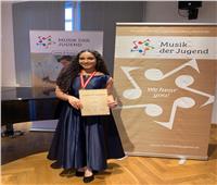 المصرية مريم طاحون تفوز بالميدالية الذهبية في مسابقة غنائية بالنمسا