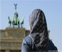 مرصد الأزهر: طرد فتاة مسلمة من مطعم فرنسي بسبب حجابها