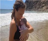 واقعة غريبة.. سيدة أمريكية تضع طفلها على شاطئ بالمحيط الهادي